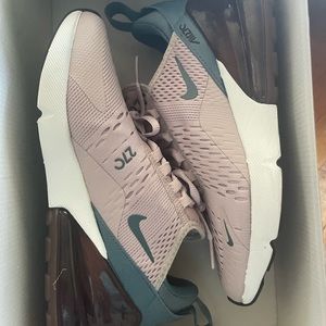 Woman Nike Airmax 270